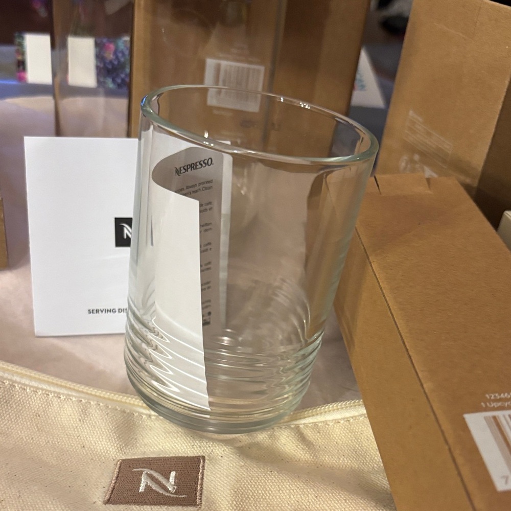 Nespresso Accessory Bundle****
Stackable serving set, 30 pods, 2 ice cube trays - Picture 8 of 9